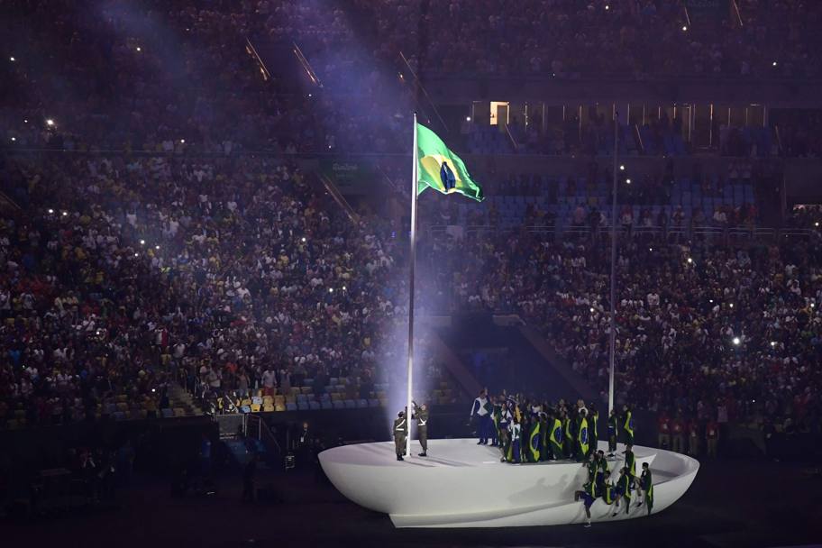 Si alza la bandiera brasiliana durante l&#39;inno. Un momento toccante, col solo suono della chitarra, cantato da Paulinho Da Viola. Afp